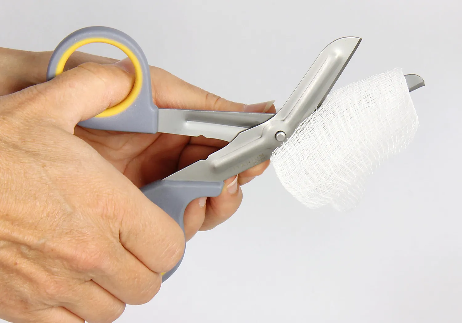 First Aid Only Titanium Bonded bandasjesaks 7 tommer titan